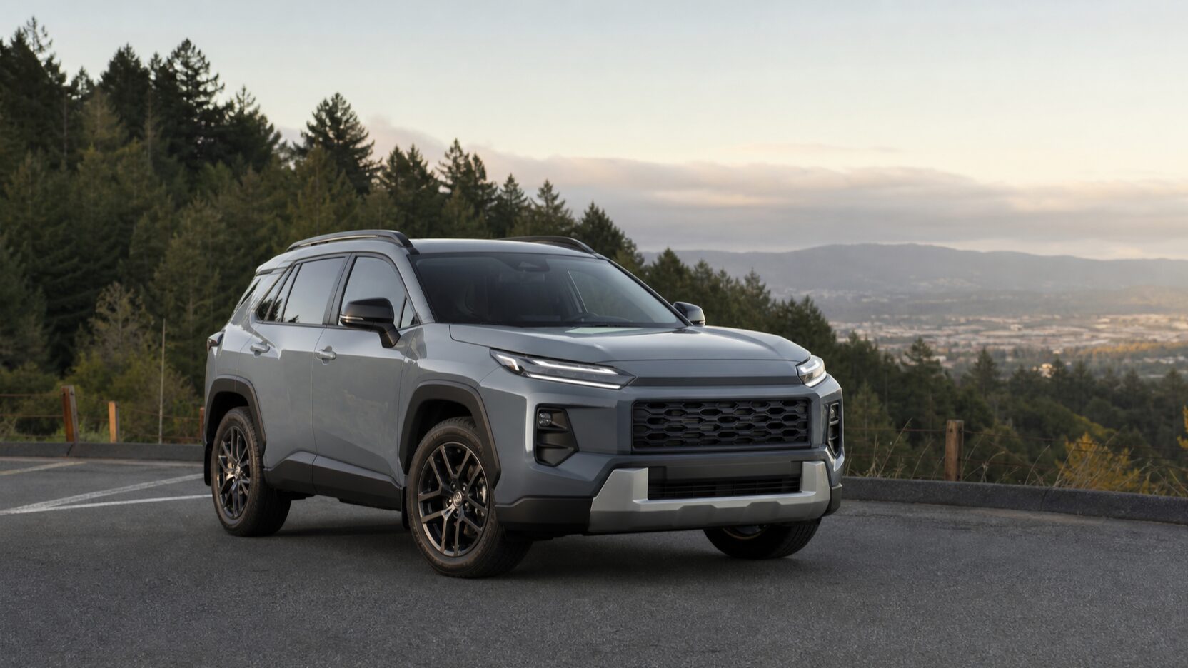 新型RAV4の評価を辛口で確認するミドルSUVのイメージ