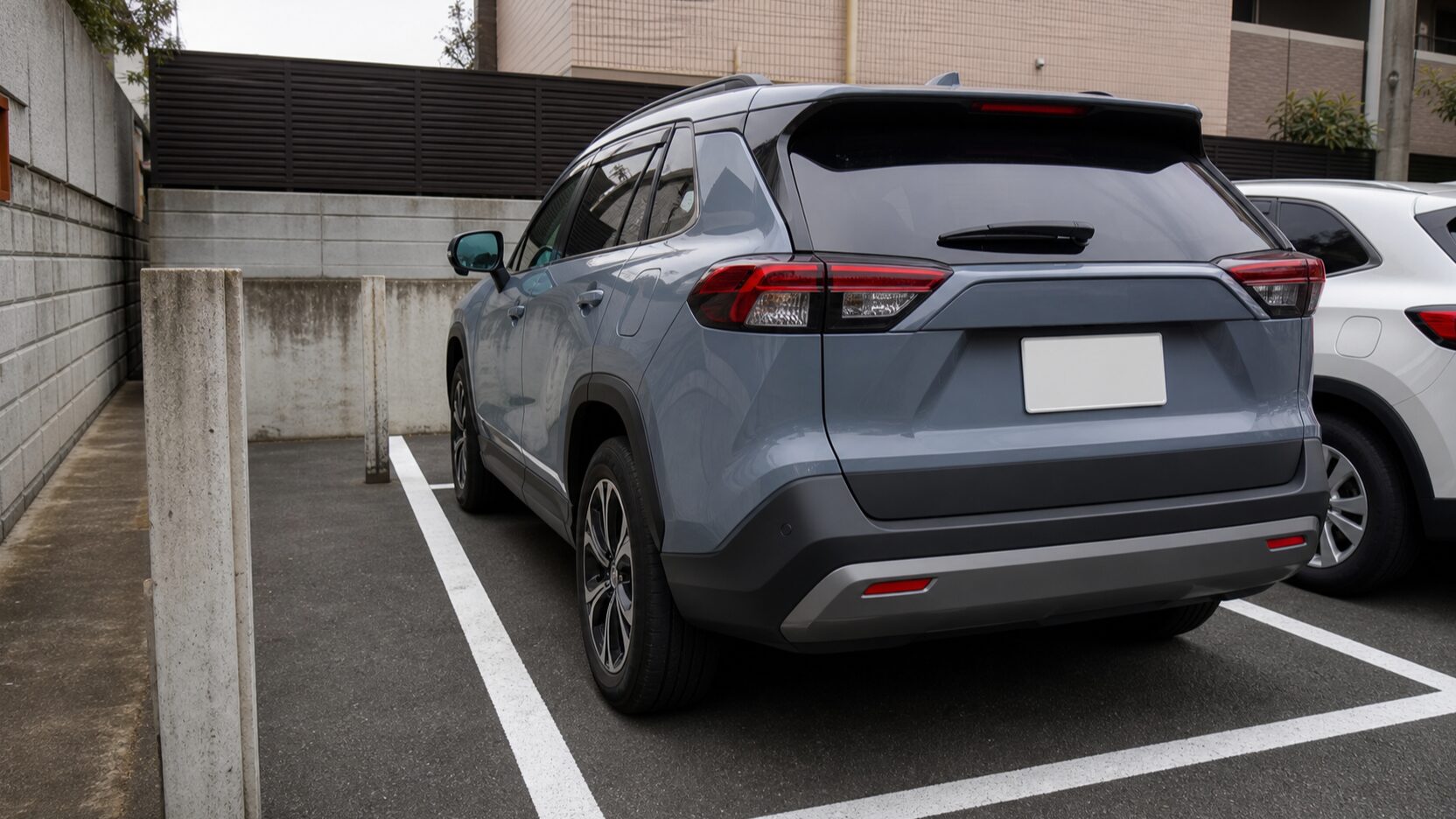 新型RAV4のサイズと駐車場の余裕を確認するイメージ