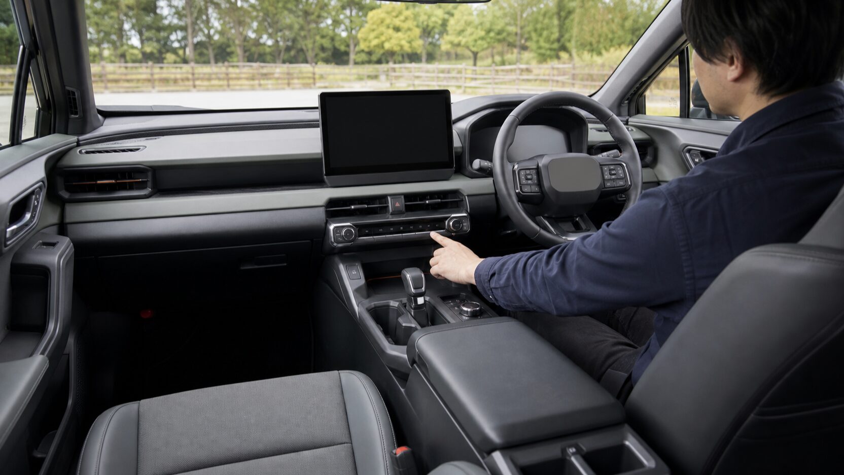 新型RAV4の内装とデジタル操作系を確認するイメージ