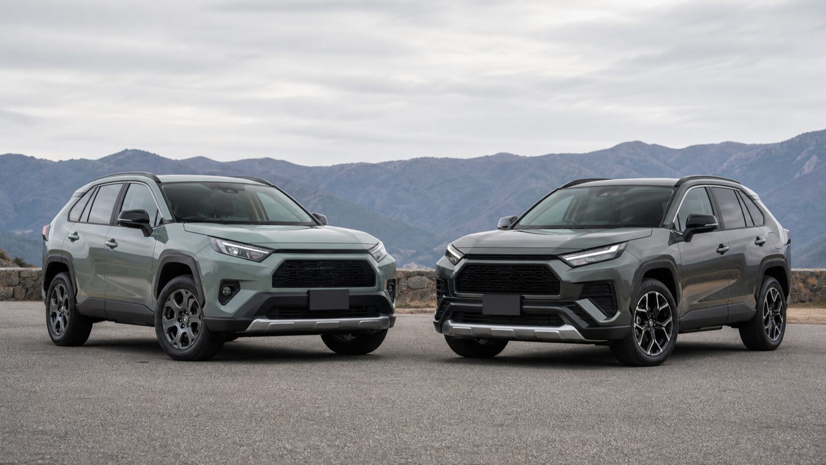 RAV4 50系前期と後期の違いを比べる2台のSUVイメージ
