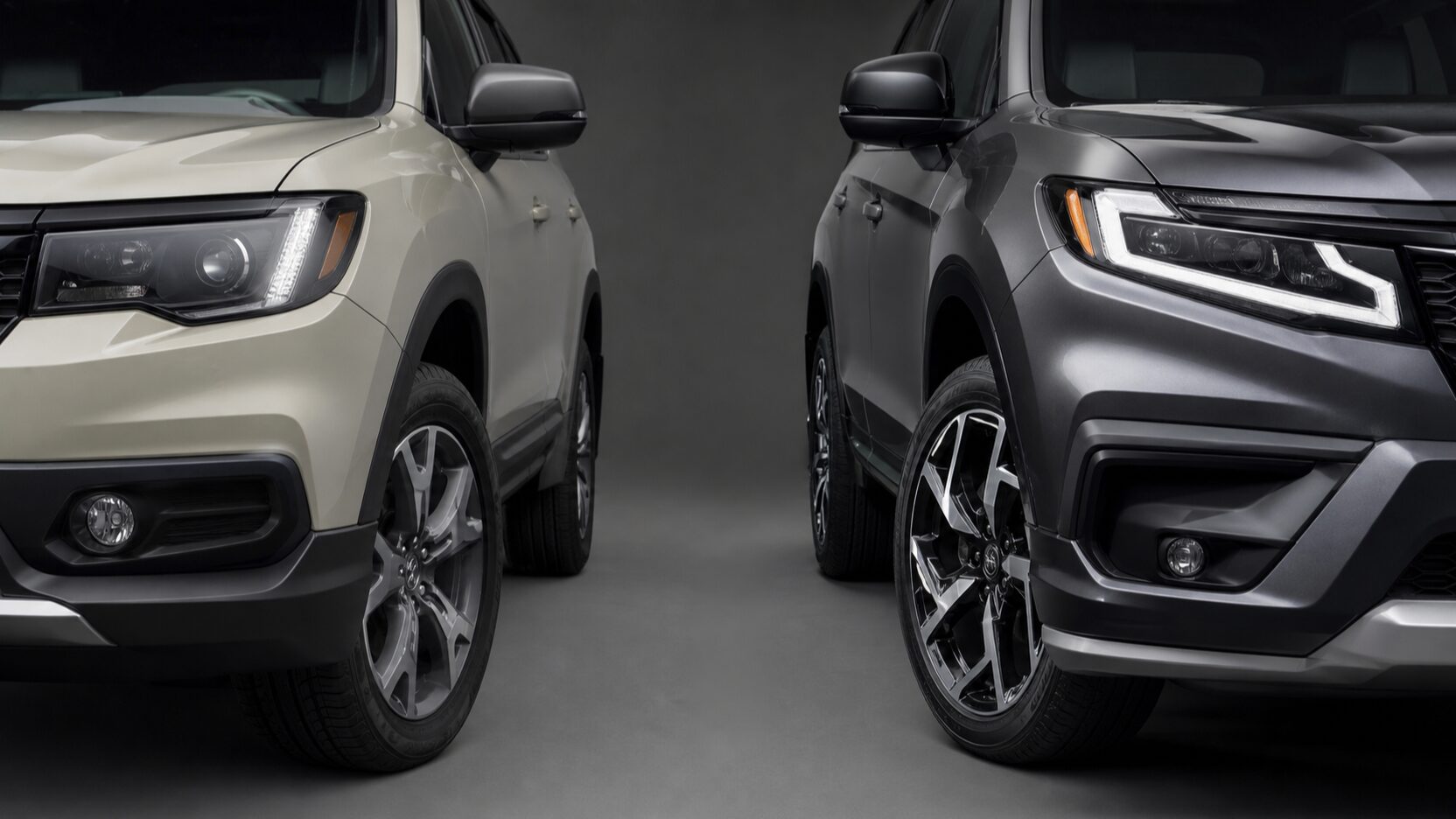 RAV4 50系前期と後期のヘッドライトとホイールを比較するイメージ