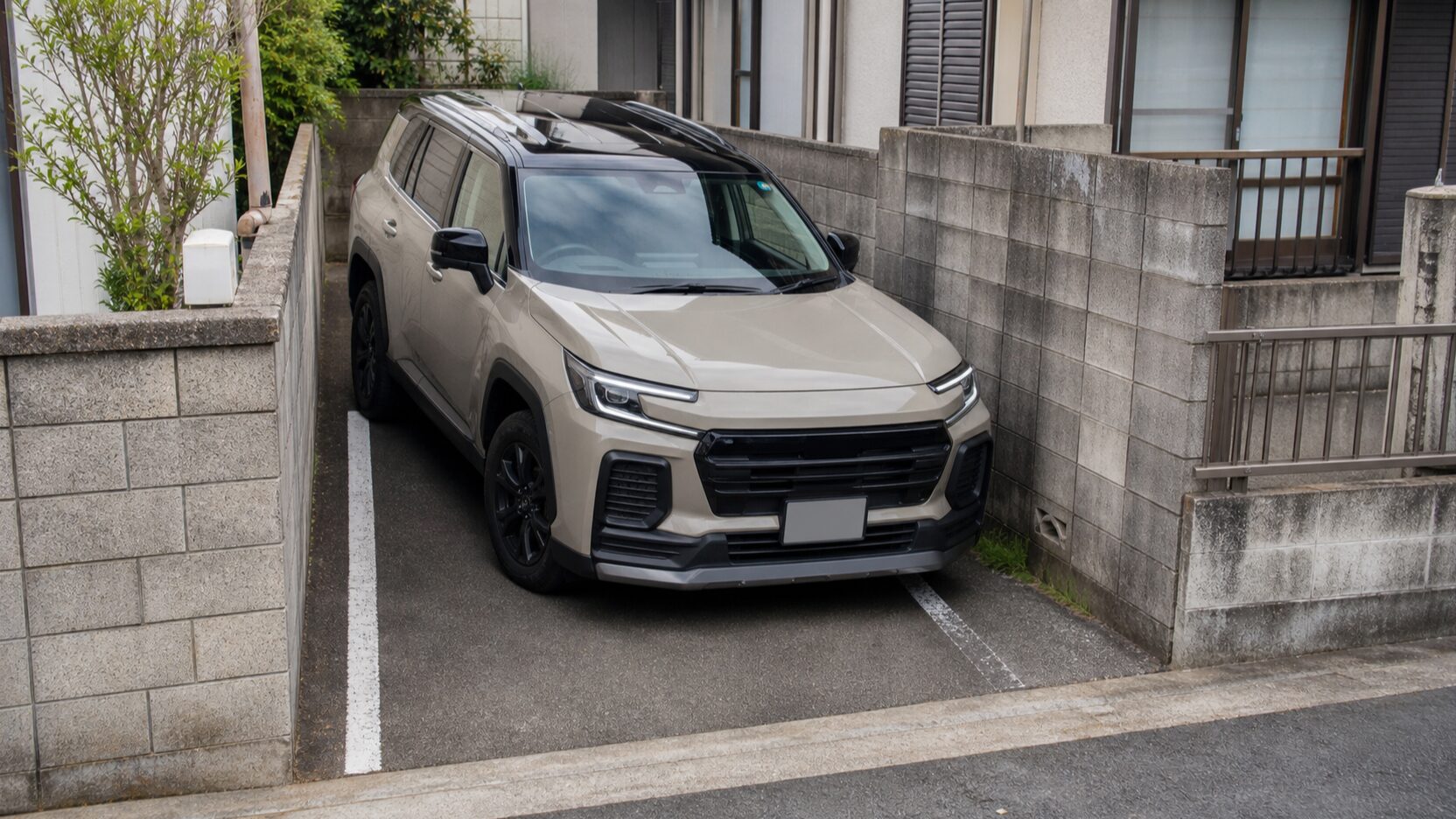 RAV4の大きな車幅と狭い駐車場を確認するイメージ