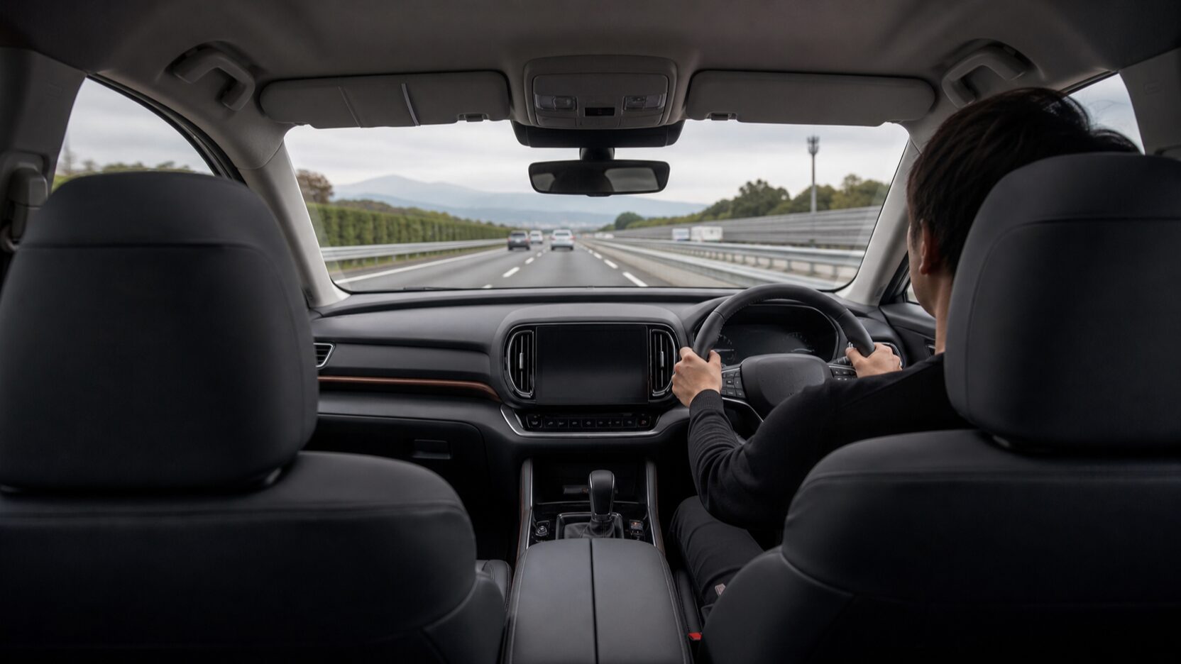 RAV4の乗り心地と高速道路のロードノイズを確かめるイメージ