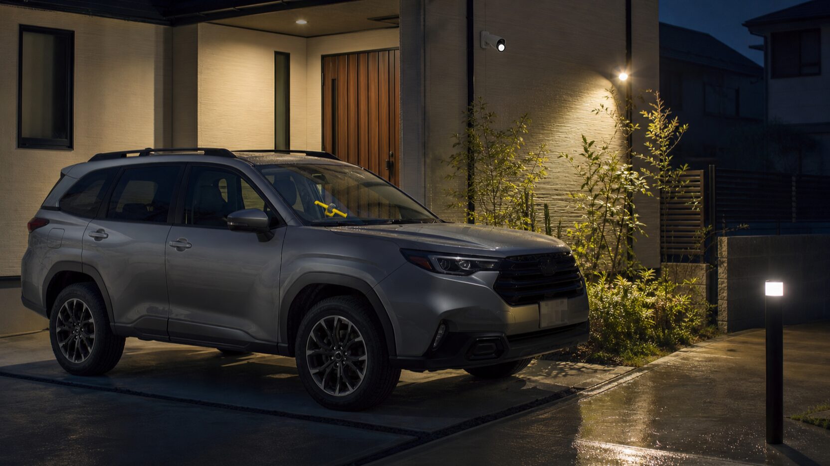 RAV4の盗難対策として自宅駐車場の防犯設備を確認するイメージ