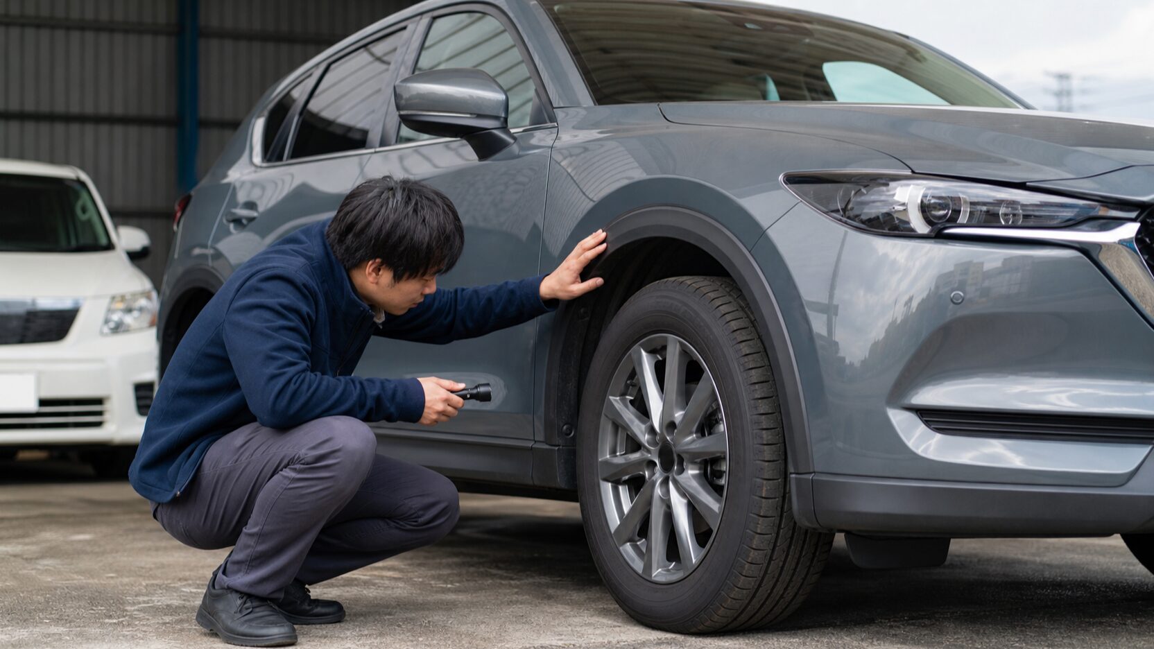 中古RAV4購入前にサイズと状態を確認するイメージ