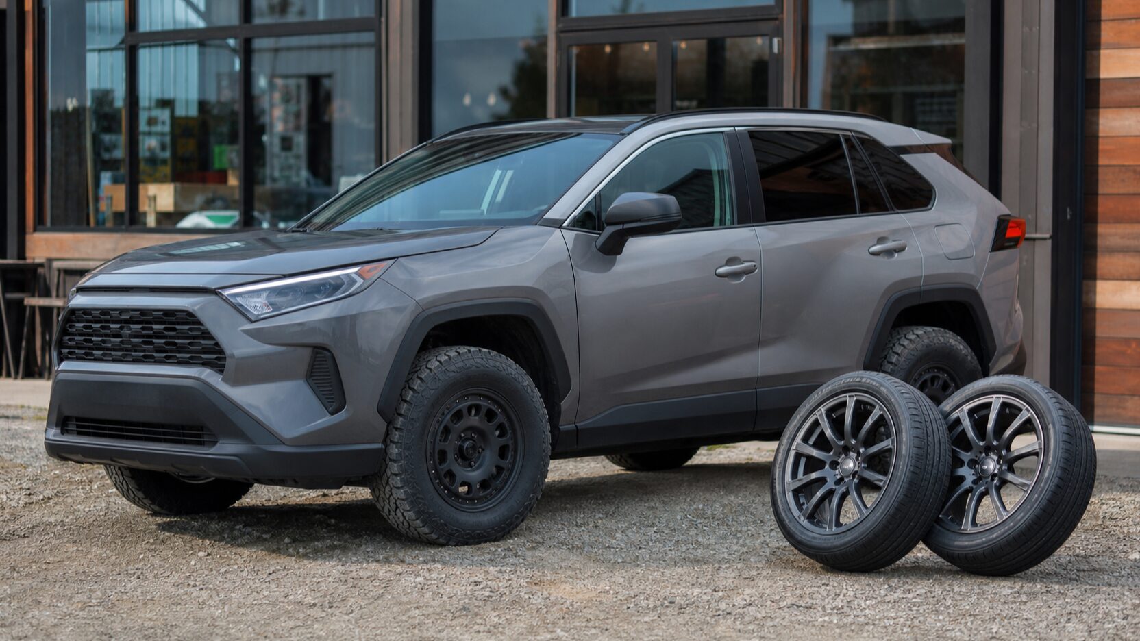 RAV4リフトアップ後のタイヤとホイール交換費用を考えるイメージ