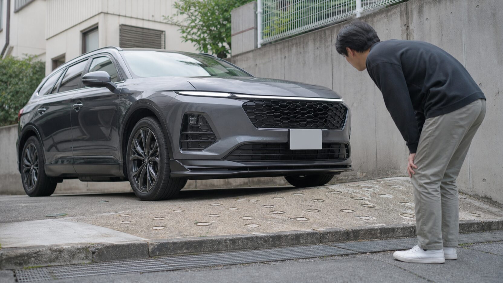 急な駐車場スロープでSUVのフロントエアロの余裕を確認するイメージ