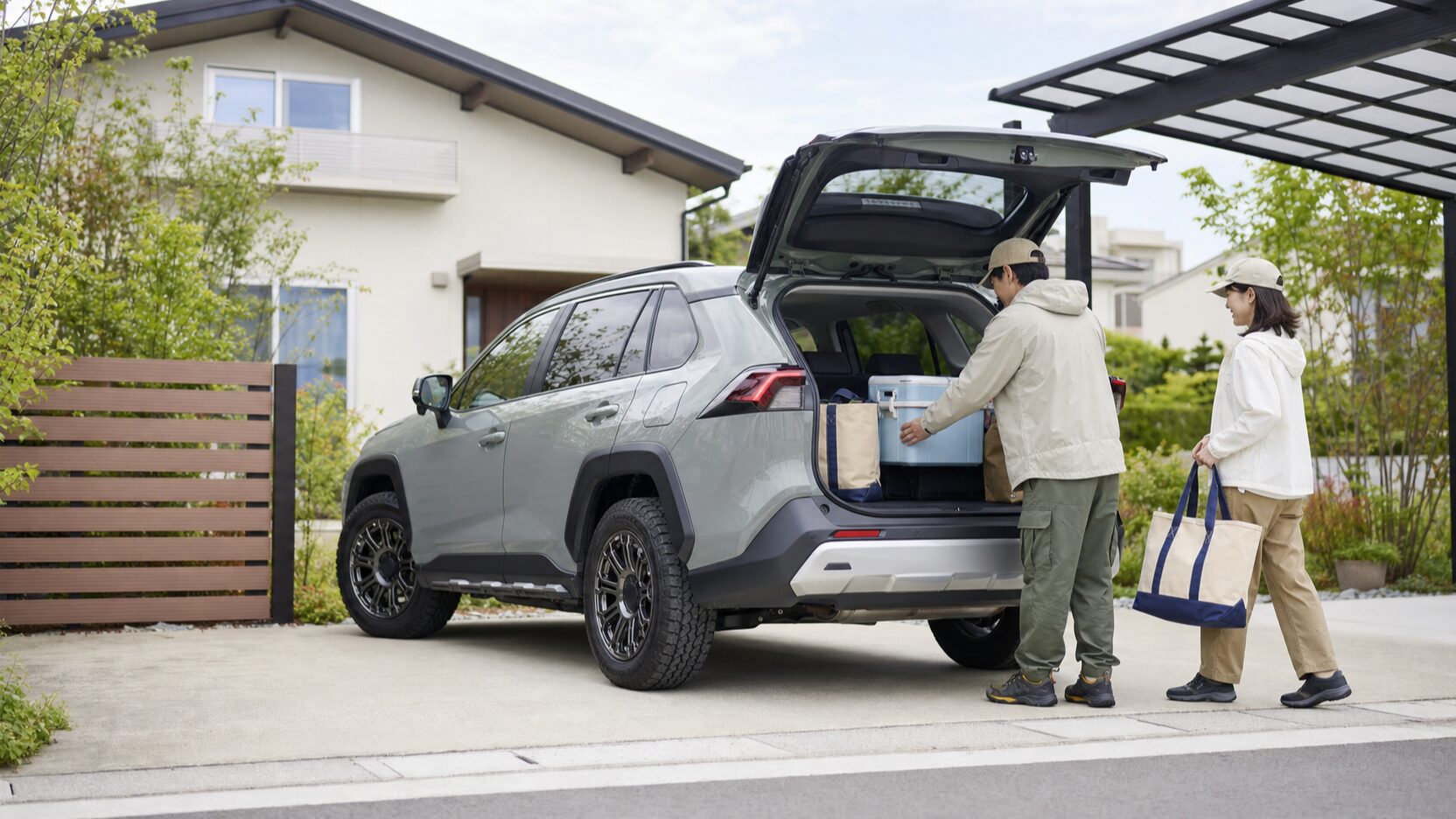 RAV4に乗ってる人のイメージを表す自宅で荷物を積むSUV