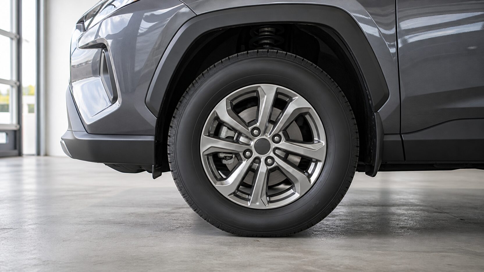 RAV4の乗り心地に関わるタイヤとホイールを確認するイメージ