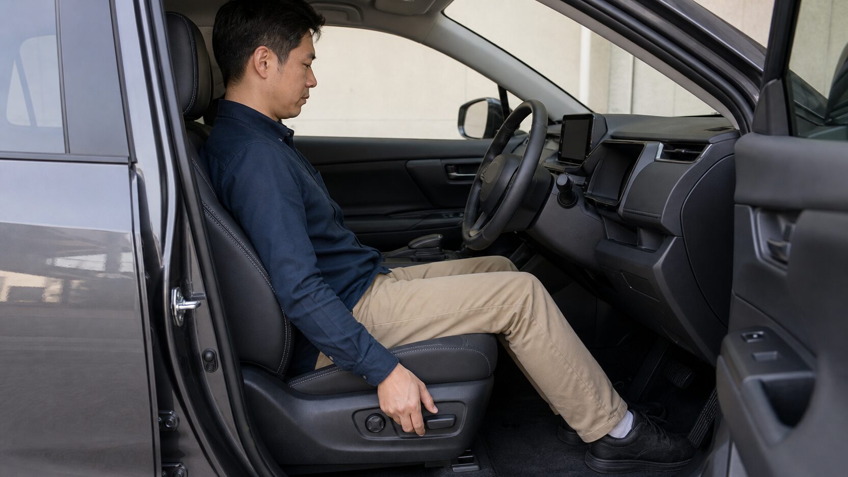RAV4の乗り心地改善のため運転席を調整するイメージ